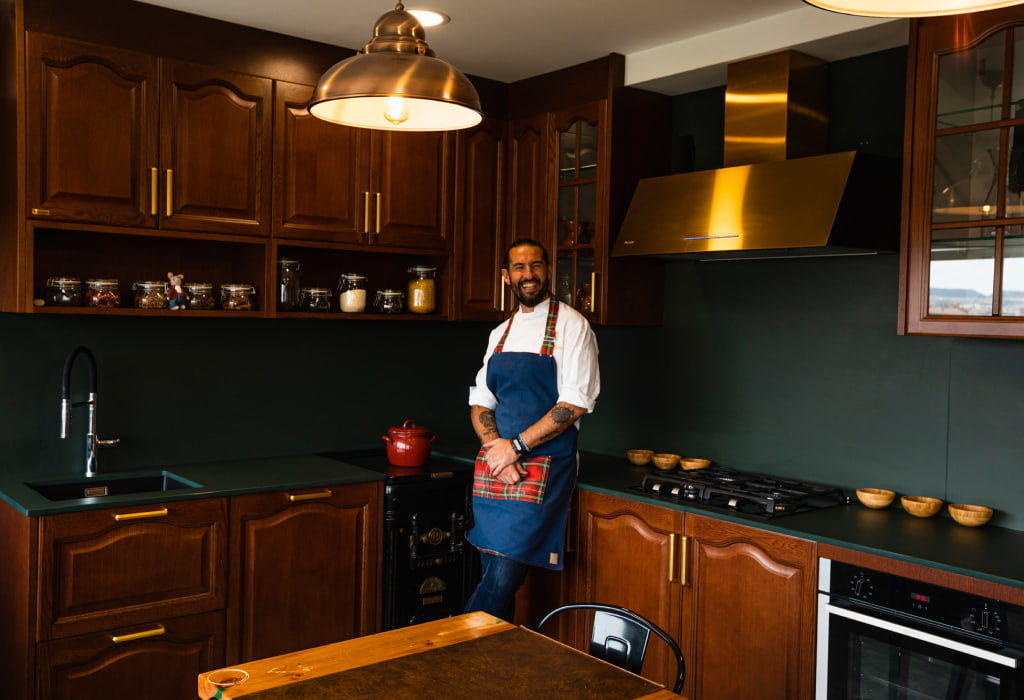 El chef Javier Peña nos muestra su cocina de antalia en Sibaritas Klub